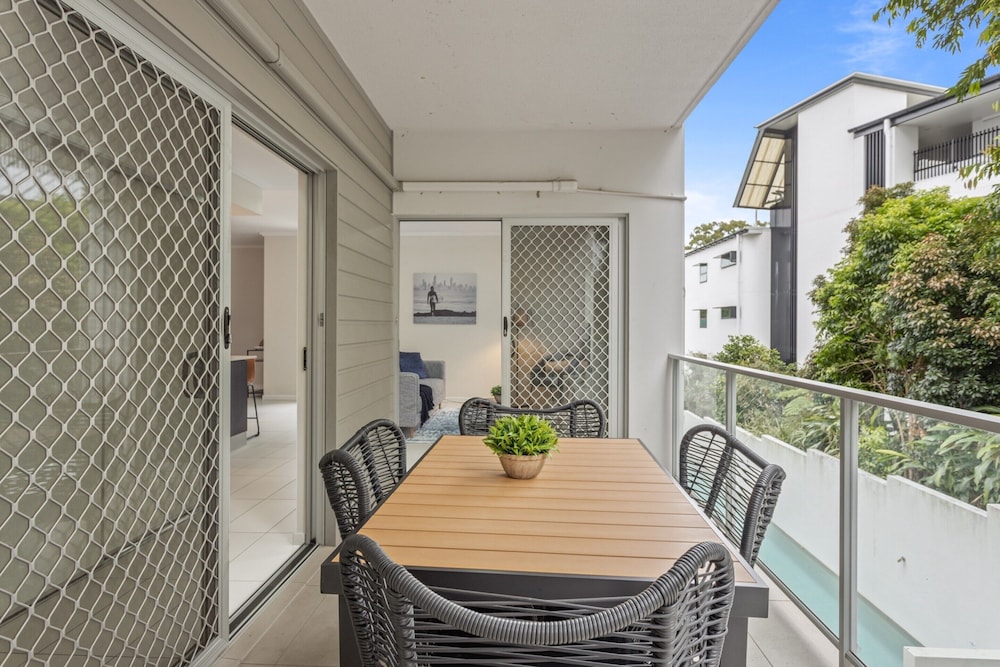 Central Cosy 2-bed With Pool and Near QUT & CBD