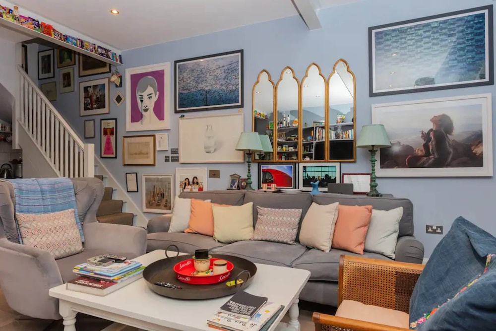 Contemporary 2 Bedroom House in Vibrant Shepherds Bush