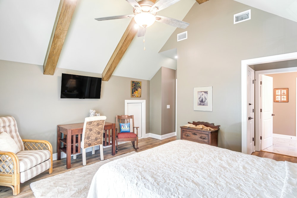 Walk to Public Beach: Hideaway in St Simons Island