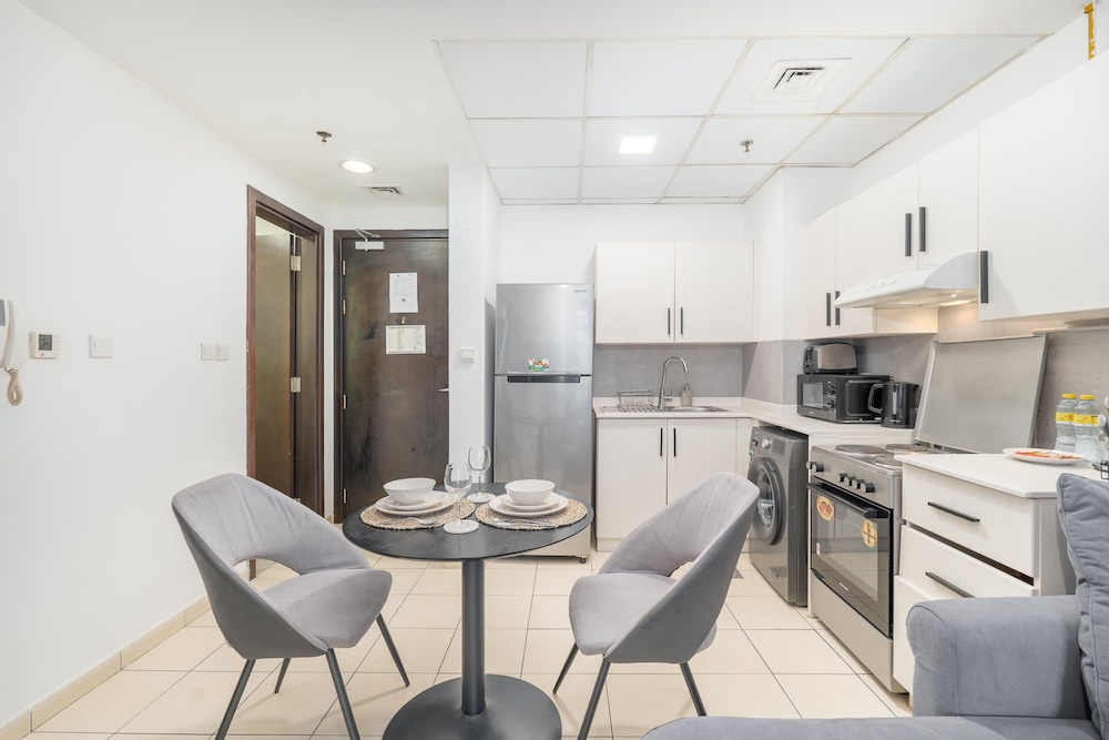 Pleasing 1-bedroom for 4 in JVC for Relaxing Getaway