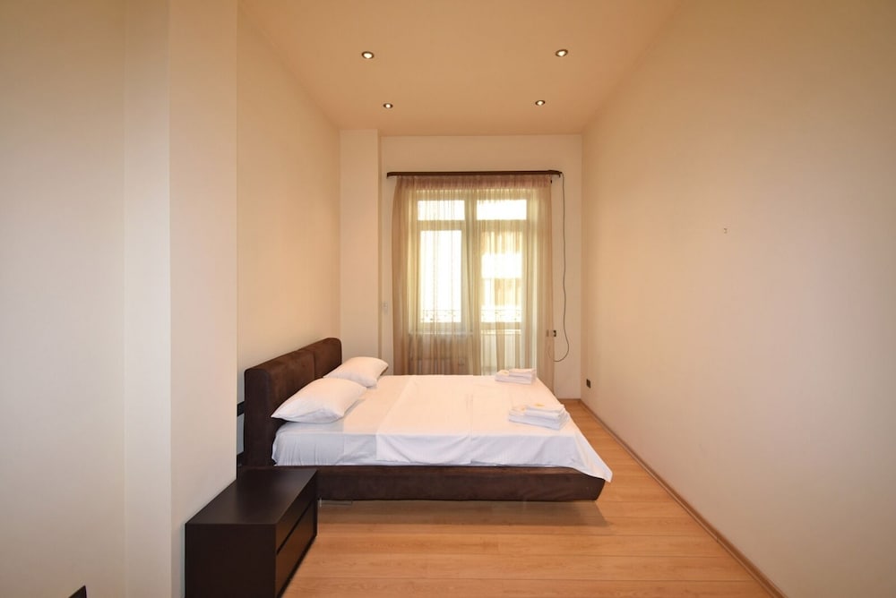 Spacious Apartment by Luxe Group TT606