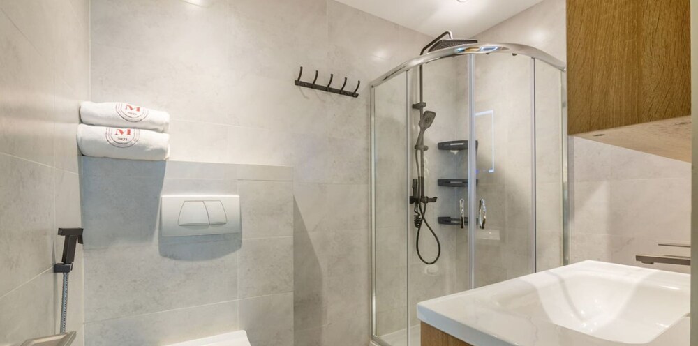 Luxury 1BR in Marina High-rise Living With Views