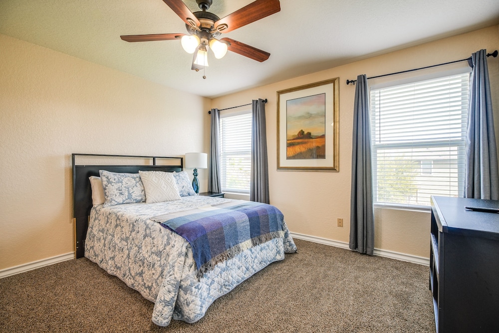 San Antonio Townhome ~ 2 Mi to Aquarium! view 2