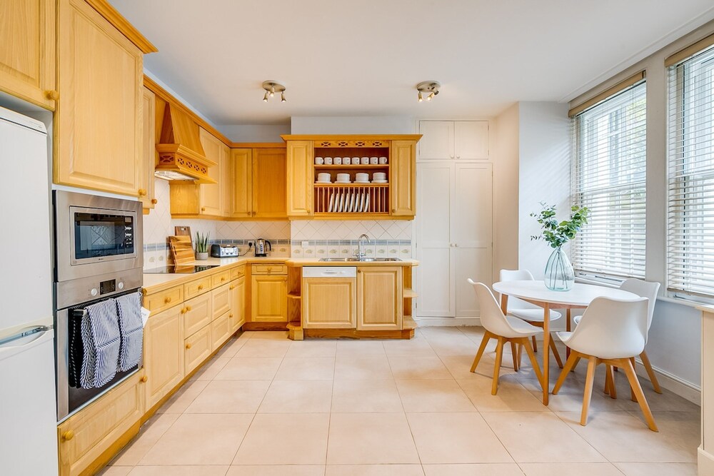 Belgravia - Charming Spacious 4 Bed Home for 9