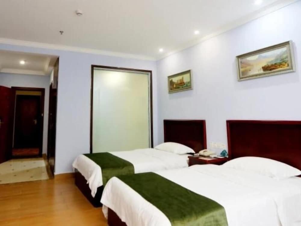 GreenTree Business Inn HuiZhou South Railway Station DanShui RenMin Road Business Hotel