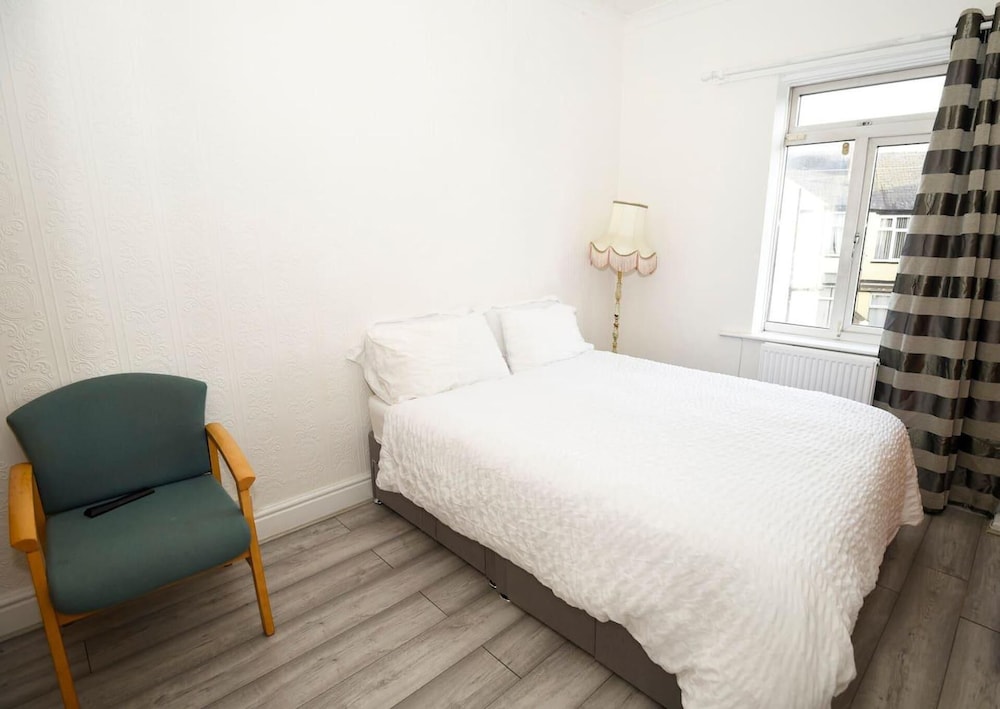 Fine 3-bed House in Manchester for up to 6 People view 5