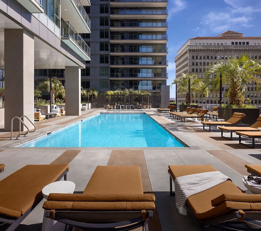 NEW Upscale Downtown San Diego Stay Queen Bed Pool Sauna