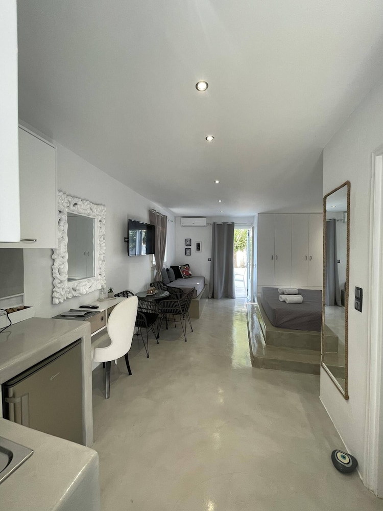 Zoumis Residence