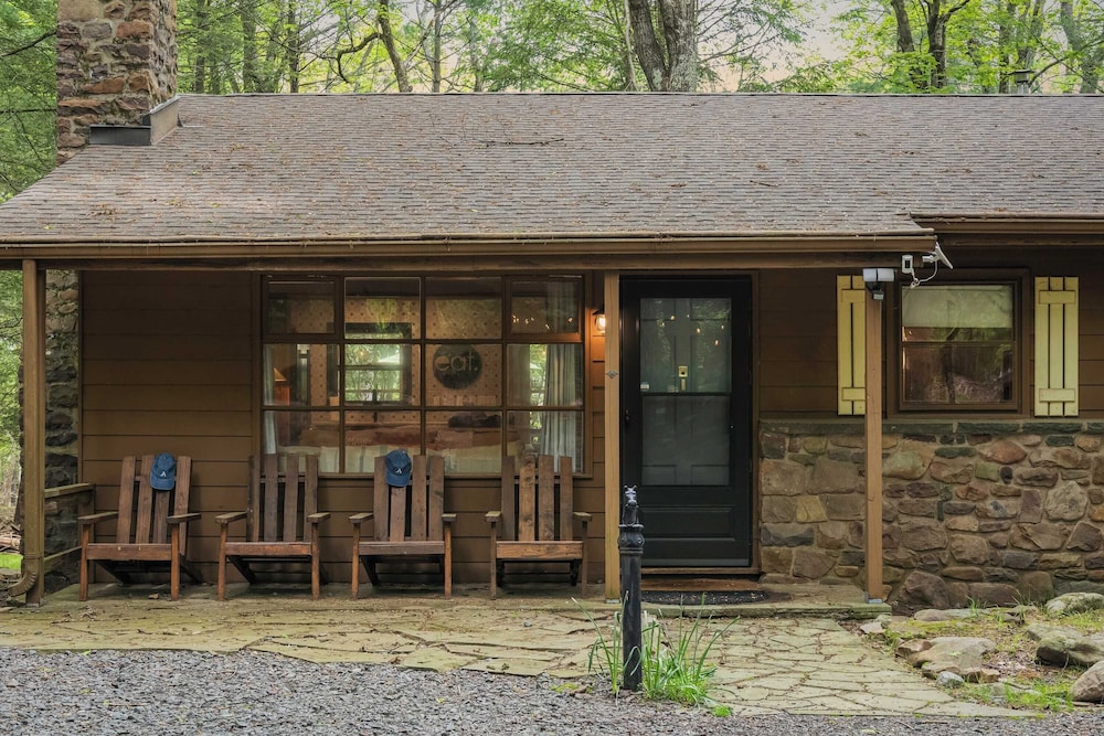 The Horseshoe Hideaway Lake Harmony Cabin w/ Hot Tub & Game Porch