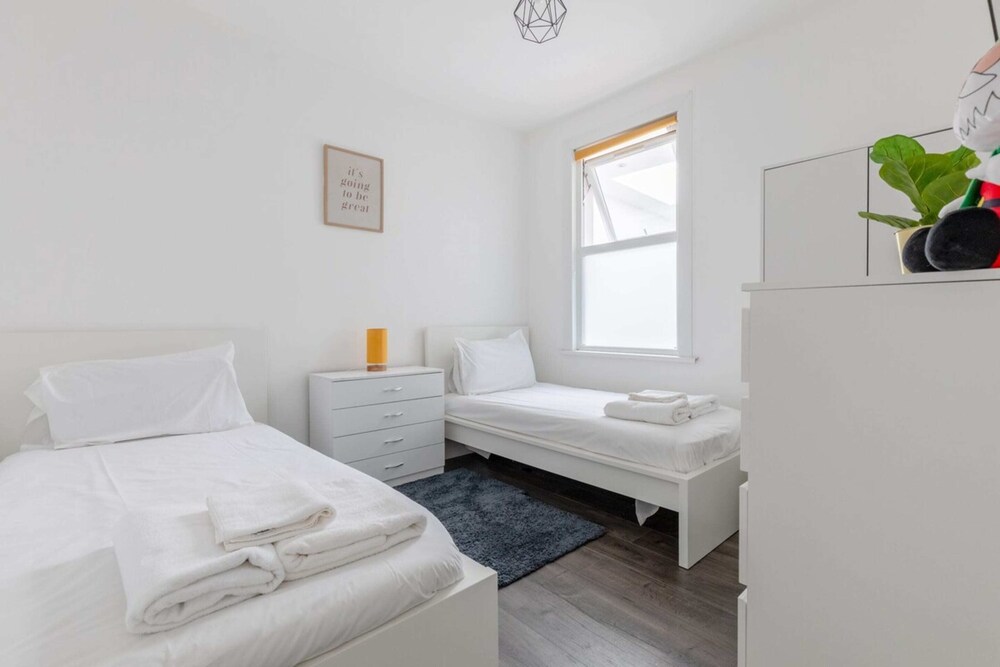 Spacious & Newly Renovated 4BD House East Ham!