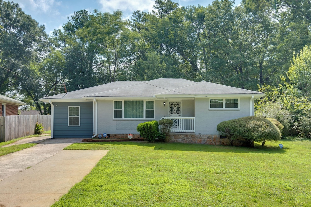 Inviting Home w/ Backyard: 8 Mi to Dtwn Atlanta!