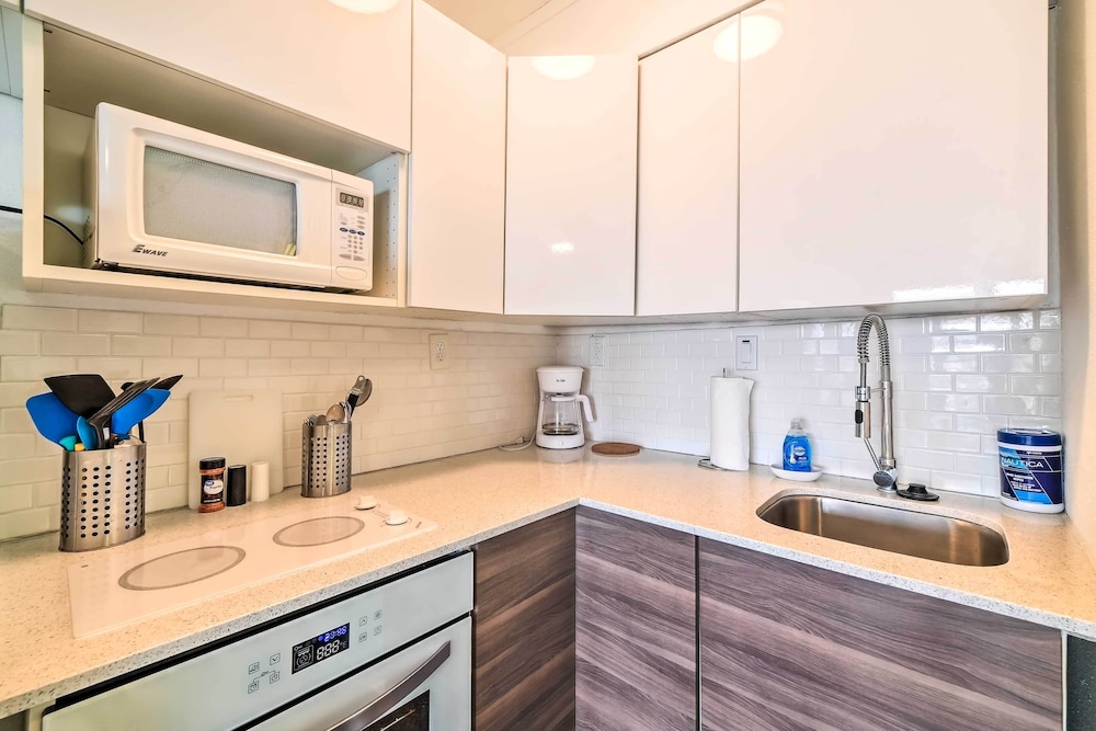 Sun-soaked Texas Condo w/ North Beach Access! view 3