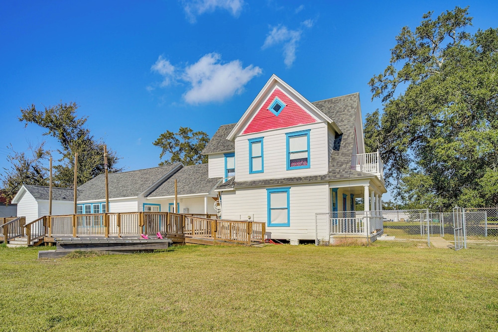 2 Mi to Gator Chateau: Vibrant Home w/ Balcony