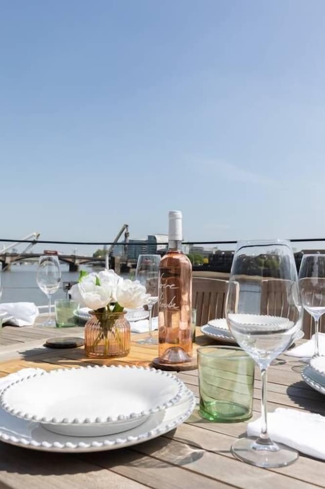 Cheyne Walk Houseboat by Onefinestay
