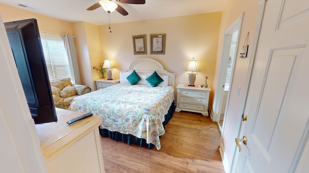 Magnolia Pointe Luster Leaf 4886-101 3 Bedroom Condo