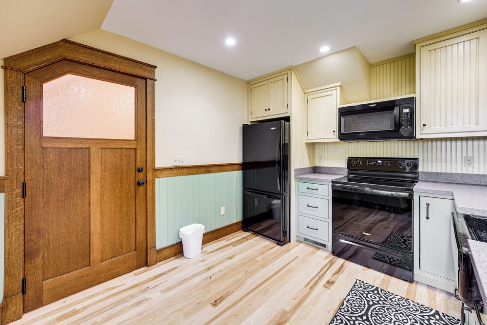 Hamlin Lake Retreat: Spacious Stay for Groups!