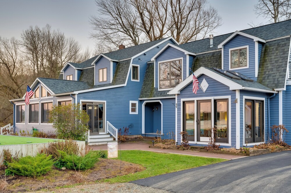 Lakeside Couple's Escape w/ Dock in Newport!