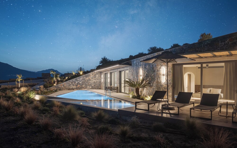 Neromai Cave Luxury Villas