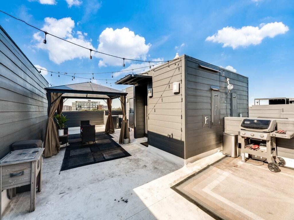 Cozysuites Uptown 3BR King Beds Skyline View