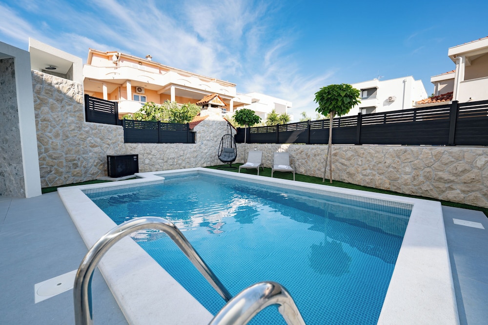 Nova Luxury Residence apartment with private heated pool