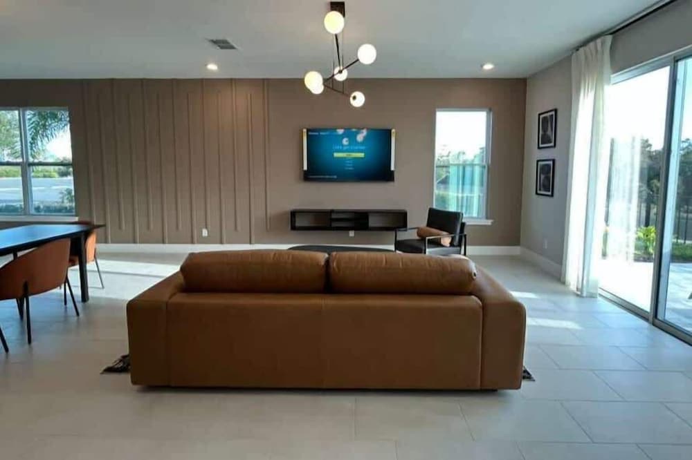 Modern 3Bd End Unit With Garage Water View 7904