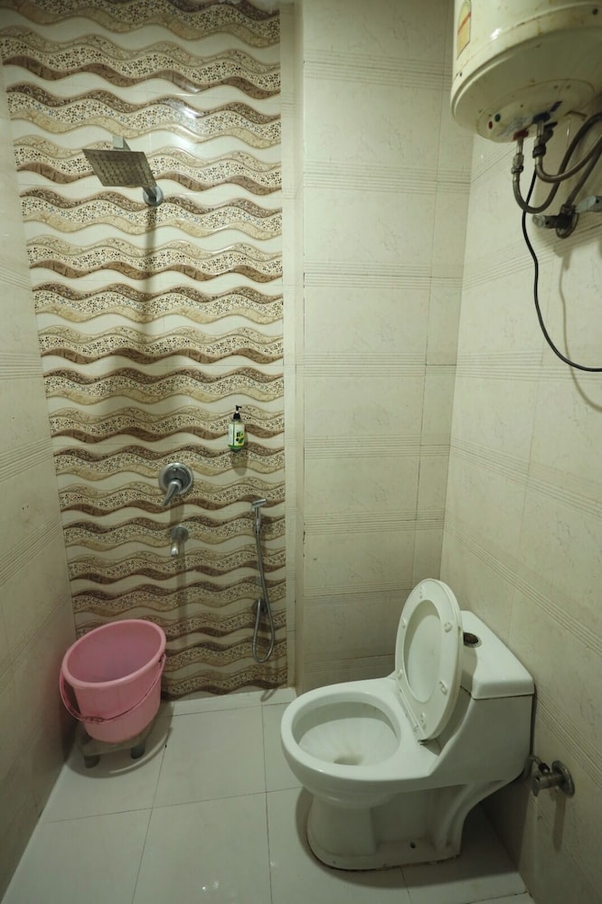 Hotel The Paramont Plaza IGI Airport