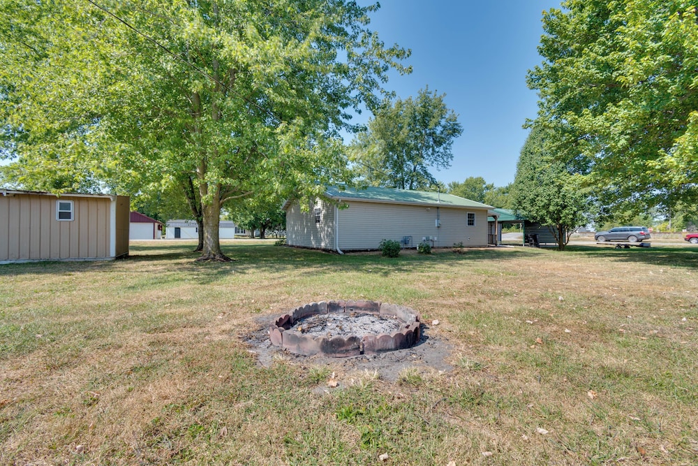 9 Mi to Effingham: Pet-friendly Rural Escape