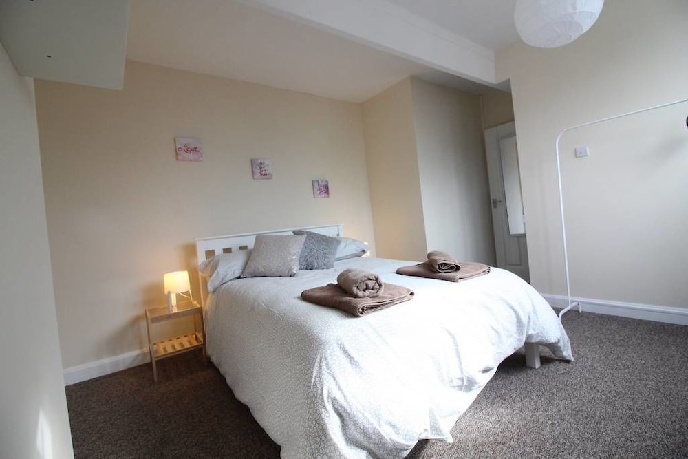 2 Bedroom Family Home near Leeds City Center