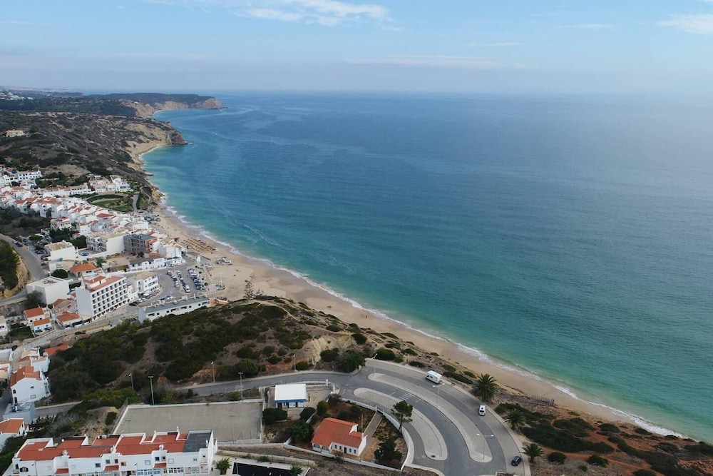Beautiful Villa in Praia da Salema max 6 People view 3