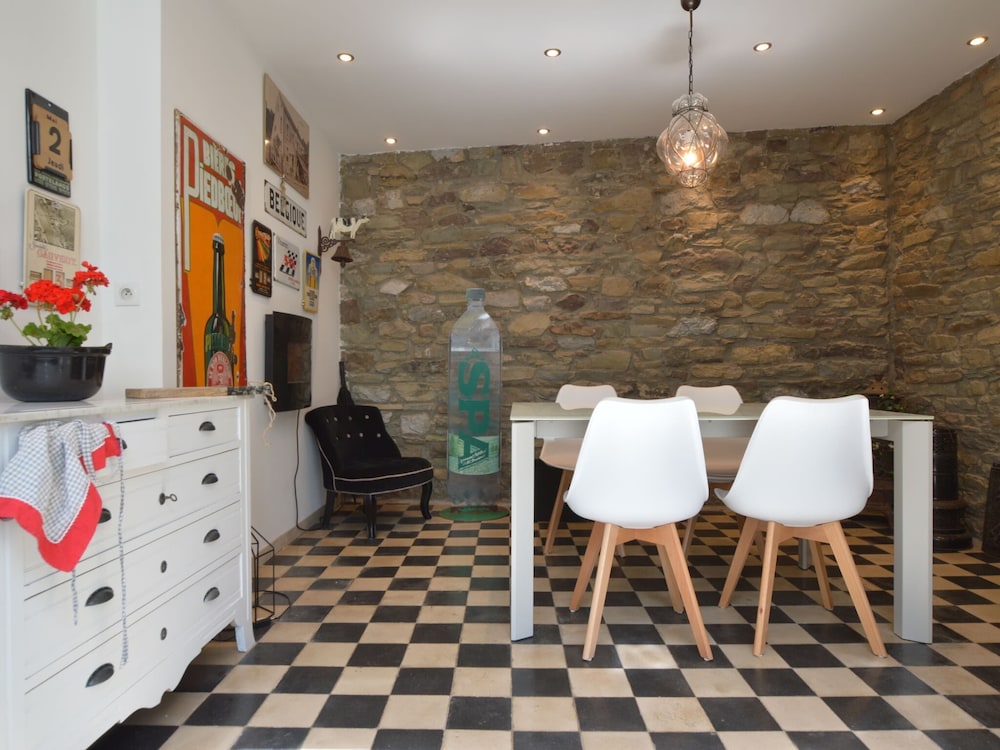 Stylish Stay Near Forest