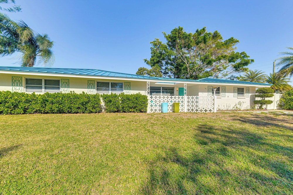 Lanai & Pet Friendly! Retro-chic Sarasota Home!