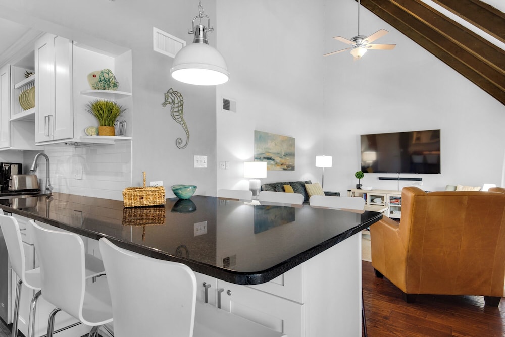 Sleeps 8 w/ Resort Pools, Tennis, Golf & Beach Access + Attraction Tickets!
