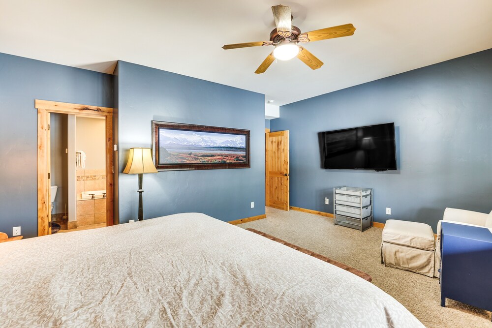 Spacious Frisco Home w/ Hot Tub & Mountain Views! view 3