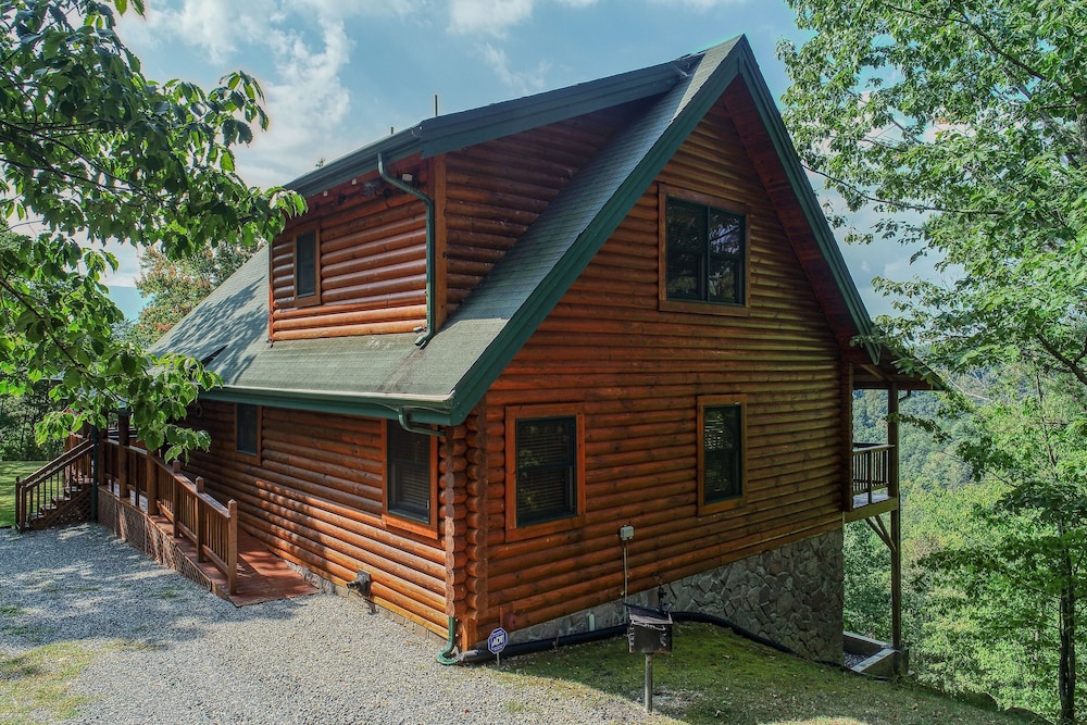 Mountain View - 2 Bedrooms, 2 Baths, Sleeps 6 Cabin by RedAwning