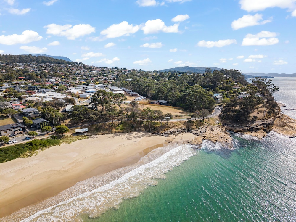 Gorgeous 4 Bedroom House - Blackmans Bay