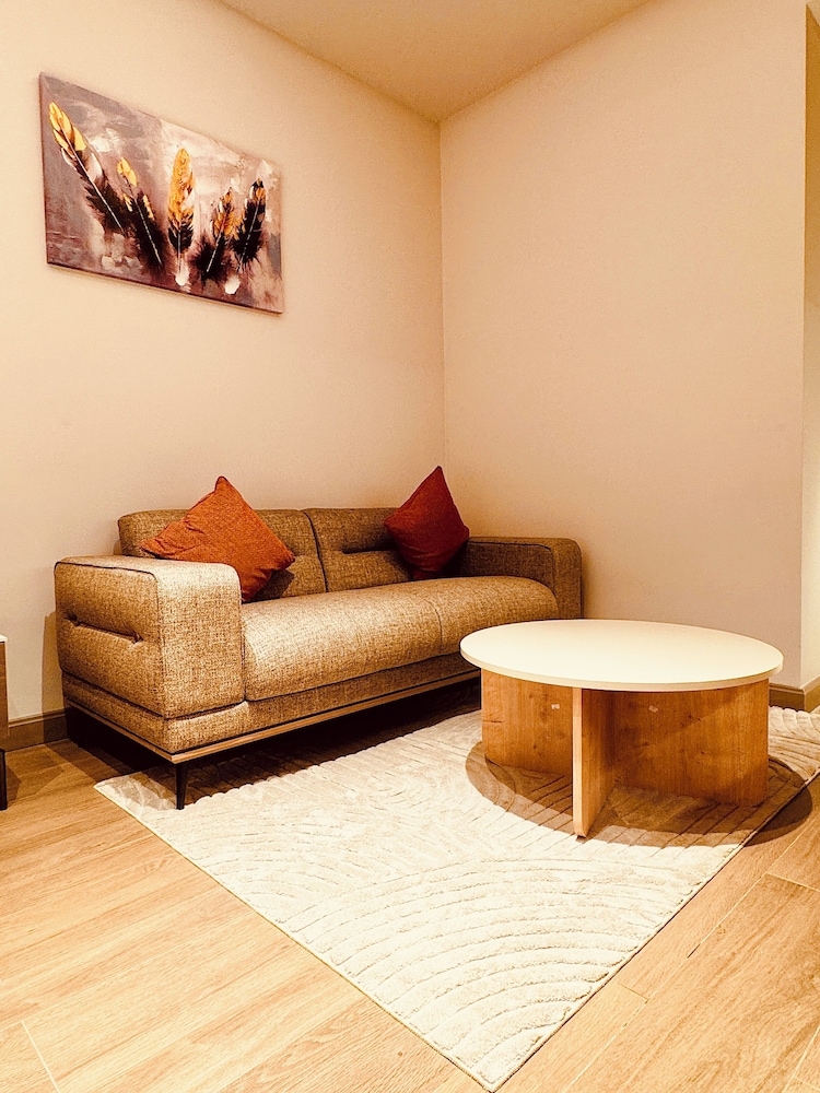 Elite Luxury Suites at Diamond in City