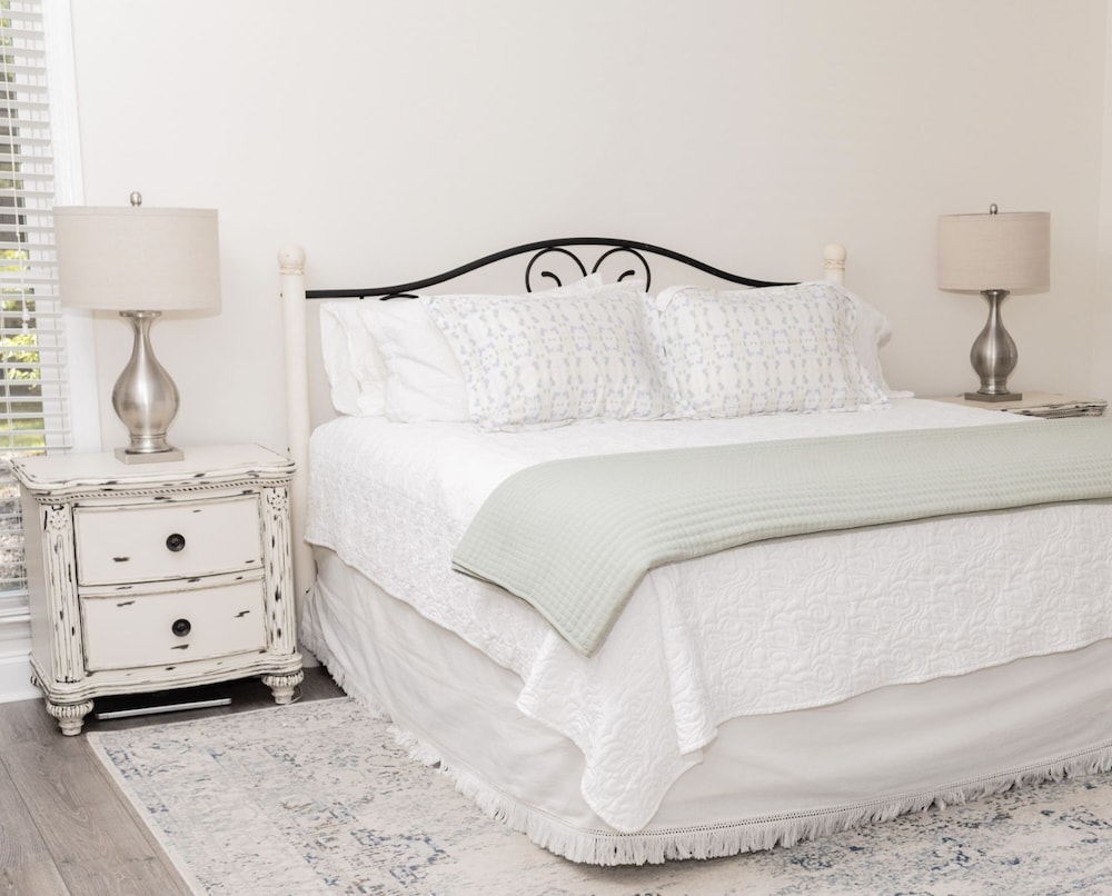 Spacious Woodbridge Cottage
