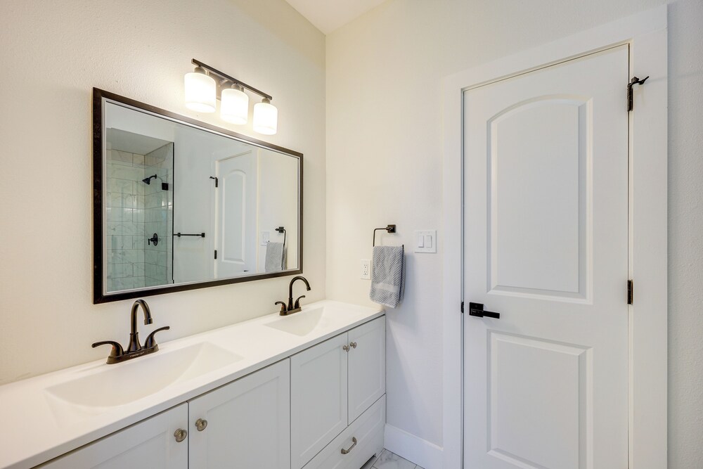 1 Mi to Dtwn San Antonio: Sleek Bungalow w/ Yard!