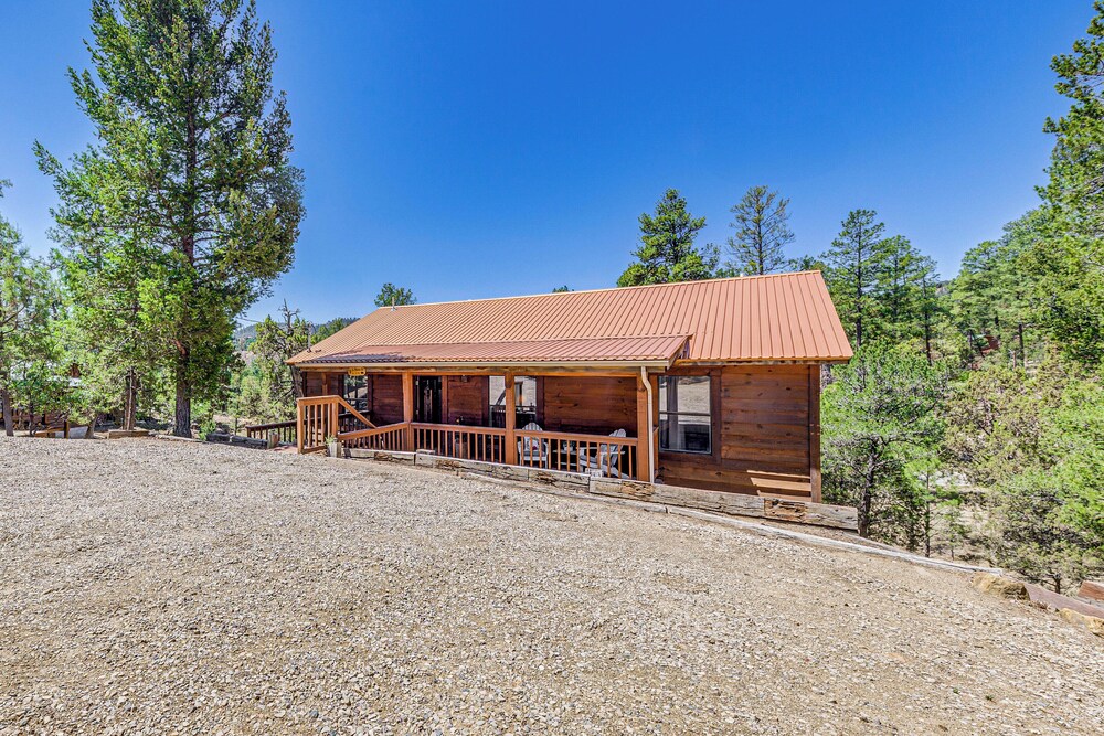 < 2 Mi to Midtown Ruidoso: Forest-view Sanctuary!