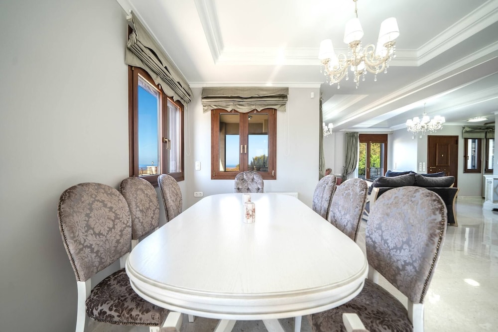 Karyo Villa,- 4bd, 3min On Foot From The Beach!