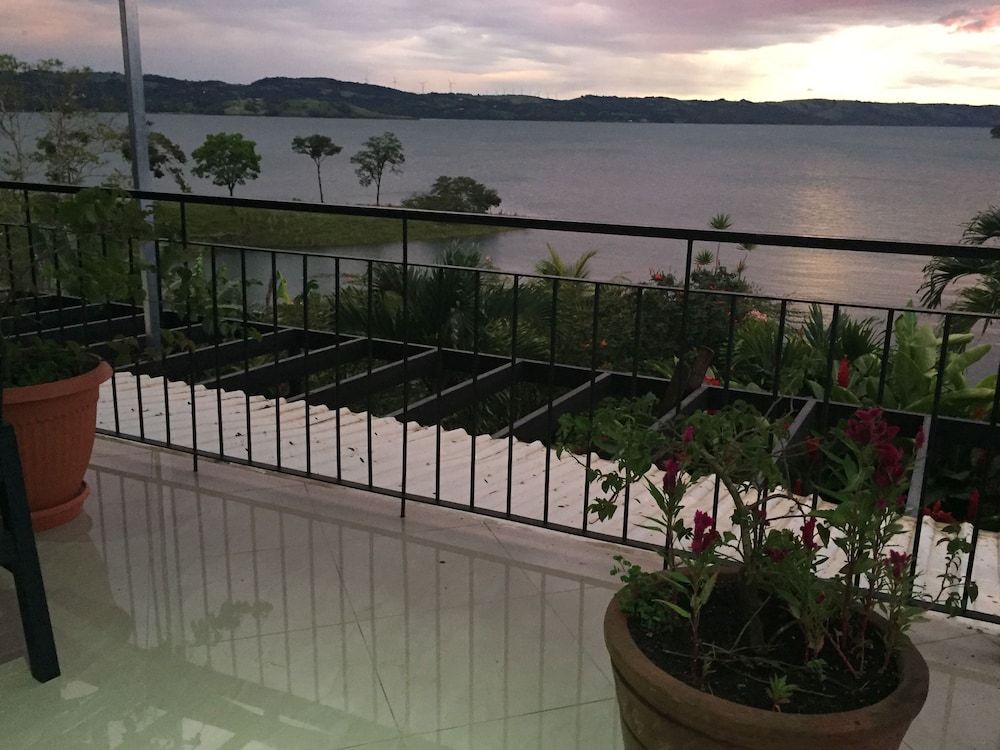 BlueBay Bugenvil Lake Lodge