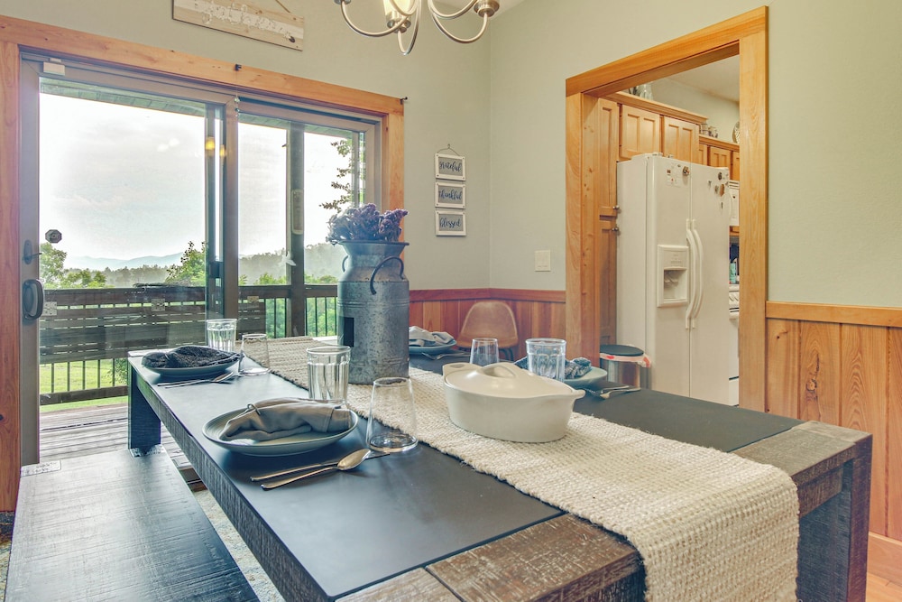 Wraparound Porch w/ Views: Blue Ridge Mtn Gem!