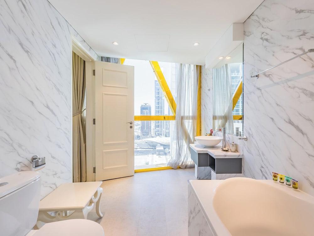 Luxury Spacious Condo in the Iconic Park Towers