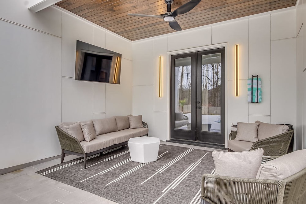 Serenity Estates 5BR Modern Retreat w Exclusive Amenities Near Airport view 5