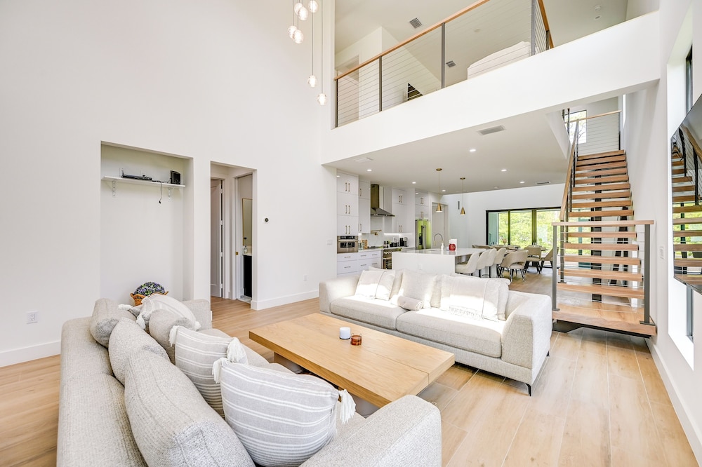 3 Mi to Naples Beach: Luxurious Home w/ Pool!