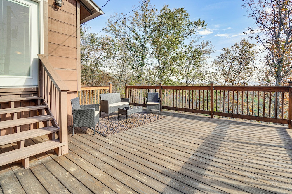 Cabin w/ Deck & Mountain Views Near Gatlinburg!