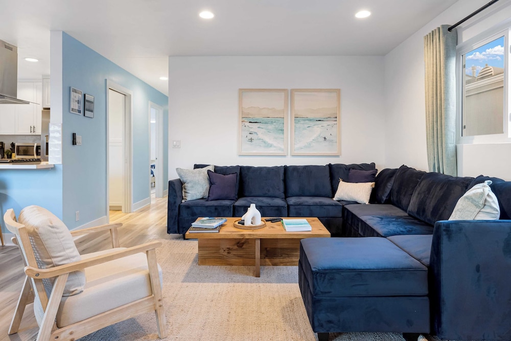 Steps From the Sand/boardwalk Outdoor Dining, Parking, and Patio in Newport