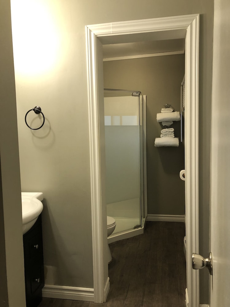 Greenside motel