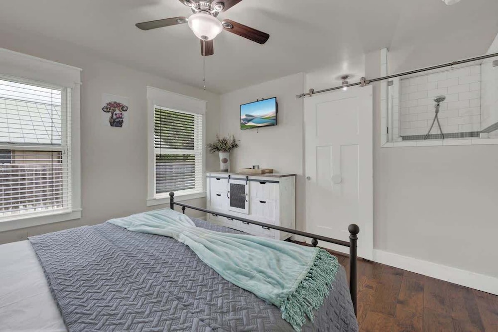 Charming Cottage-3 Mins to Downtown-pet Friendly!