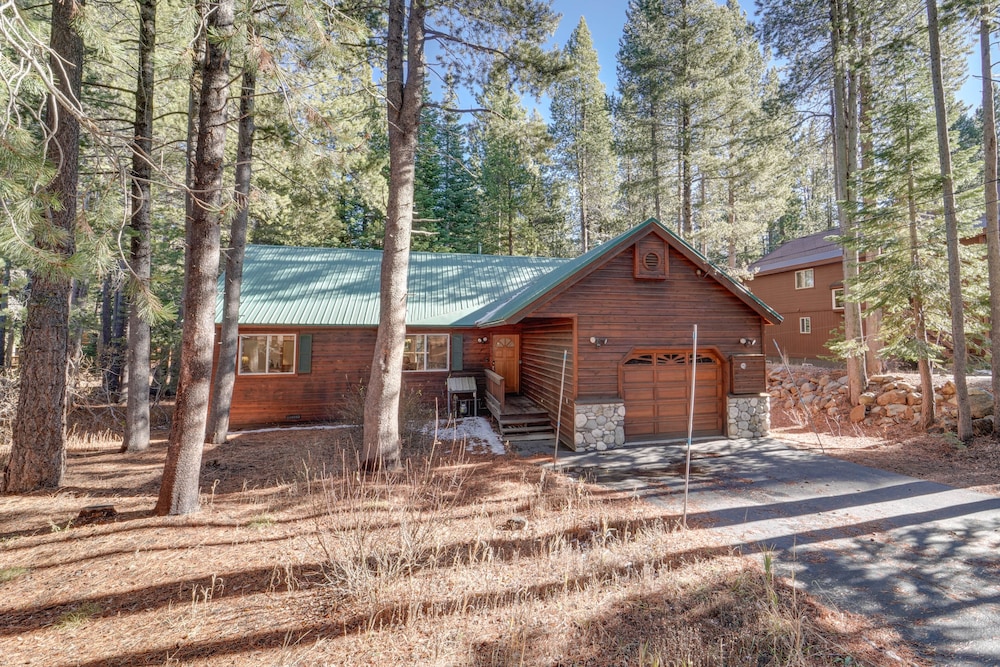 Charming Truckee Cabin: 5 Mi to Donner Lake! view 2
